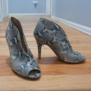 HALOGEN leather snakeskin heels 8M